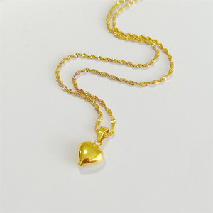 Collar <span class=keywords><strong>de</strong></span> cadena cubana <span class=keywords><strong>de</strong></span> cobre con colgante grueso chapado en oro <span class=keywords><strong>de</strong></span> 18 quilates con corazón impermeable Z H, regalo unisex, cadena para clavícula - Product Image 4