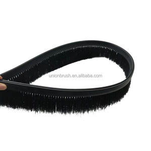 Cepillo de Panel Flexible con Cerdas de Nailon y Soporte de Goma para Sellado de Puertas - Product Image 1