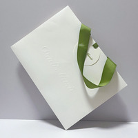 Sacs en papier ruban vert de luxe pour vêtements personnalisés étiquette volante en relief pour achats au détail cadeaux personnalisés votre propre logo