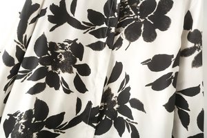 Nova Blusa Feminina de Cetim Estampada Floral Elegante Solta com Gola Lapela Manga Longa e Botões para o Verão 2026 - Moda Casual - Product Image 4