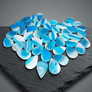 M.Y.GEMS หินอาเกตสีฟ้าธรรมชาติ รูปทรงลูกแพร์ เรียบเนียน ประกายรุ้ง ผ่านการเคลือบแว็กซ์/น้ำมัน ได้รับการรับรองจาก AIGS ขนาด 32.35 มม. - Product Image 1