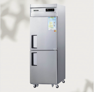 Réfrigérateur-congélateur à deux portes de 25 pieds cubes en acier inoxydable avec refroidissement par ventilateur, contrôle numérique de la température et porte à fermeture automatique pour restaurant - Product Image 1