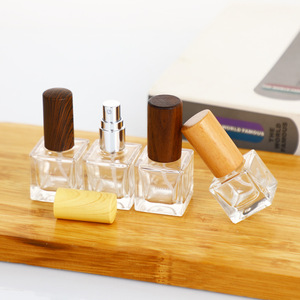 Flacons <span class=keywords><strong>de</strong></span> <span class=keywords><strong>parfum</strong></span> en verre à paroi épaisse carrés <span class=keywords><strong>de</strong></span> 10 ml, petite capacité, vaporisateur fin portable, flacon d'huile essentielle cosmétique - Product Image 5