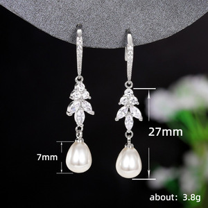 Eleganti Orecchini Pendenti Lunghi Effetto Perla per Donne, Gioielli alla Moda che Valorizzano il Viso - Product Image 5