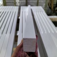 Balustres et broches d'escalier en bois de pin massif de haute qualité pour les intérieurs d'accueil pour les hôtels