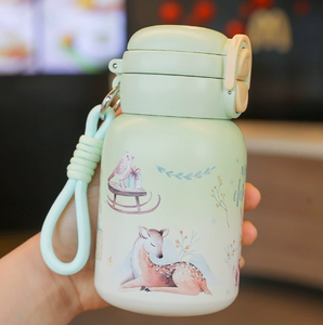 Mini bottiglia d'<span class=keywords><strong>acqua</strong></span> isolata per bambini da 500ml: Design di lusso e di fascia alta con coperchio in paglia, tazza a tema cartone animato resistente per esterni - Product Image 4