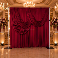 Rideau de fond de scène Uvenue bordeaux avec double draperie et cantonnière pour cérémonie, réception, fête d'anniversaire, photomaton