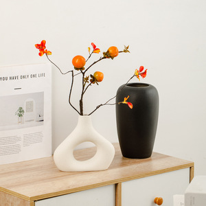 Vase en céramique moderne et minimaliste au toucher premium, arrangement de fleurs artificielles couleur kaki pour la table à manger et la décoration du salon - Product Image 3