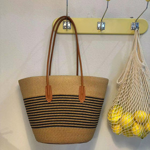 Набор из двух предметов: вместительная полосатая сумка-тоут для путешествий и стильная соломенная шляпа с козырьком от солнца для пляжа и лета - Product Image 5