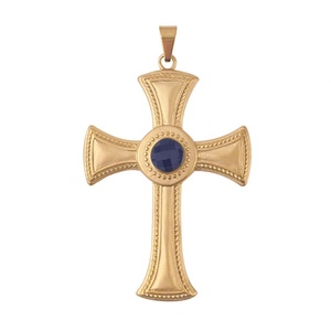 Collar con Cruz Religiosa Western Guardian, Cadena de Acero Inoxidable con Baño de Oro PVD, Colgante de Cruz Grande con Circonitas - Product Image 4