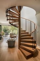 Escaliers en spirale élégants de DB avec les bandes de roulement en bois pour les intérieurs contemporains