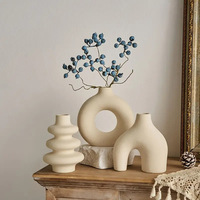 Vente en gros OEM ODM – Ensemble de 3 vases à bourgeons en céramique de style bohème, géométrie irrégulière, vase en céramique noire personnalisé, idéal pour un cadeau ou la décoration intérieure