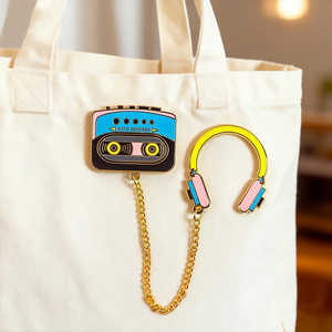 Nuevos pines <span class=keywords><strong>de</strong></span> solapa <span class=keywords><strong>de</strong></span> dibujos animados al por mayor, auriculares <span class=keywords><strong>de</strong></span> <span class=keywords><strong>radio</strong></span>, regalo <span class=keywords><strong>de</strong></span> recuerdo <span class=keywords><strong>de</strong></span> metal artesanal, pin <span class=keywords><strong>de</strong></span> esmalte duro, pines <span class=keywords><strong>de</strong></span> metal personalizados con cadena - Product Image 3