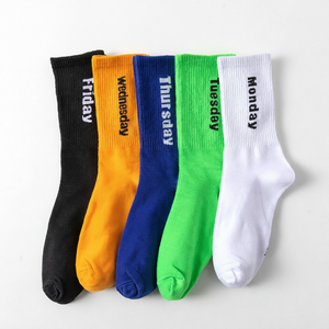 Chaussettes unisexes colorées haut de gamme pour le quotidien (du lundi au vendredi), en coton, mi-mollet, décontractées, fantaisie, personnalisables, avec logo sur le dessous, pour l'hiver - Product Image 1