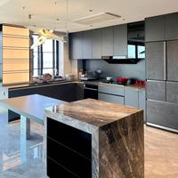 Cuisine Modulaire Bicolore Gris Rose avec Étagère Ouverte LED, Plan de Travail en Marbre Artificiel Écologique, Intégration Personnalisée Salle à Manger-Cuisine