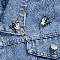 Ailes d'ange en alliage de zinc plaqué argent avec paillettes vertes, double chaîne et émail souple, en gros
