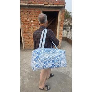 Bolsa de Viaje Acolchada de Algodón, Hecha a Mano, Elegante, Ligera, Duradera, con Estampado Tradicional, Ideal para Viajes de Fin de Semana - Product Image 5