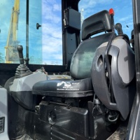 Mini-excavatrice sur chenilles d'occasion NOVUS U55 5T avec moteur et système hydraulique fiables, idéale pour les travaux de construction et de terrassement