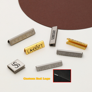 Attache métallique personnalisée pour vêtements, avec logo gravé double face et embossage 3D, en alliage de zinc, pour ourlets de t-shirts, disponible gratuitement - Product Image 1
