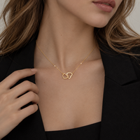 Collier minimaliste à double cœur entrelacé, plaqué or 18 carats, acier inoxydable poli, pendentif tendance, accessoire de mode pour femmes