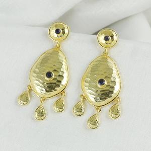 Pendientes grandes de latón chapado en oro martillado con iolita, de la fábrica de la India, para mujer, ideales para fiestas. - Product Image 2
