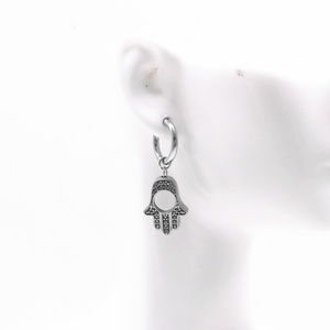 Pendientes de aro Huggie para hombre de acero inoxidable 316L chapados en oro, hipoalergénicos, con dije de mano Hamsa grabado, perforados, estilo vintage, regalo - Product Image 4