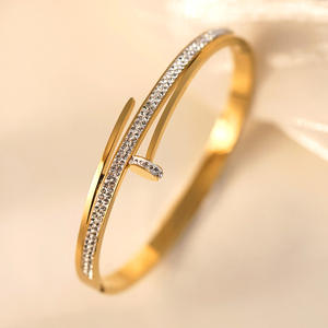 批发科恩女士时尚奢华18K镀金不锈钢钻石几何防水指甲首饰手镯 - Product Image 2