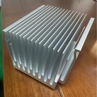 Dissipateur thermique en aluminium sur mesure de grande taille, haute puissance, avec finition anodisée, série 6000, services de découpe/pliage/soudage pour usage industriel
