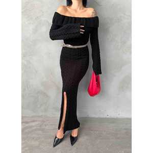 Robe décontractée noire à manches longues et épaules dénudées en maille avec ceinture et fente, modèle 1515 - Product Image 4