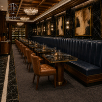 Ensemble de mobilier de restaurant sur mesure Ron Group : table carrée en marbre, banquette en cuir, chaise à dossier haut pour projet de bar moderne