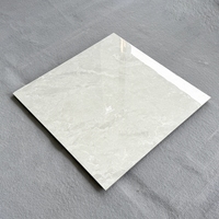Carreaux de porcelaine polie gris clair effet marbre 60x60 (600x600) pour la rénovation d'appartements - Porcelanato Polido Pisos de Chine