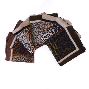 Sciarpa alla Moda con Stampa Leopardata <span class=keywords><strong>e</strong></span> Nappine per Primavera <span class=keywords><strong>e</strong></span> Autunno, Versatile <span class=keywords><strong>Foulard</strong></span> in Seta, Cravatta Elegante, Scialle Avvolgente - Product Image 4