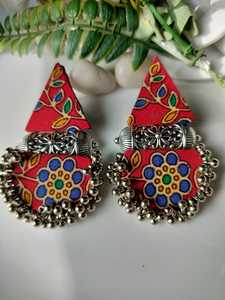 Pendientes colgantes étnicos modernos listos en stock hechos a mano con tela ligera y estilo tradicional de trabajo oxidado - Product Image 3