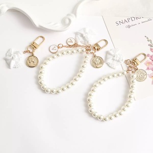 NXQXN Set de Adornos Colgantes de Aleación de Zinc con Diseño de Corona de Perlas y Flor, con Aceite Perfumado, Seguros, Elegantes y Retro, para Llavero y Bolso, Día de la Tierra - Product Image 3