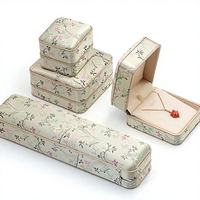 Coffret de présentation de bijoux en brocart de soie oriental exquis, broderie dorée, logo personnalisé, nouveau design, emballage de bijoux