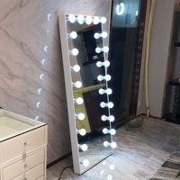 Miroir sur pied moderne en bois Docarelife avec ampoules LED pour chambre à coucher