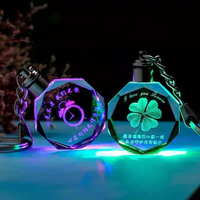 Porte-clés LED promotionnels, porte-clés personnalisés avec logo de voiture, porte-clés gravé au laser, porte-clés créatif en cristal, cadeaux publicitaires