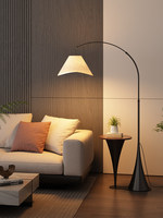 Lampadaire de style vintage avec lampe de pêche à poser près du canapé du salon, combiné à une table basse et une table de chevet
