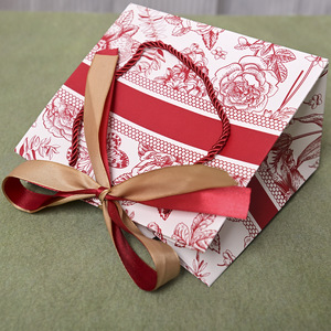 Sacs cadeaux en papier kraft écologiques en gros, en stock, avec logo personnalisé, sacs fourre-tout à motif <span class=keywords><strong>de</strong></span> dessin animé et ruban pour cadeaux d'anniversaire, <span class=keywords><strong>de</strong></span> mariage et <span class=keywords><strong>de</strong></span> fête - Product Image 2