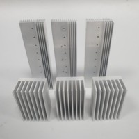 Radiateur en aluminium à ailettes rectangulaires extrudées avec trous de montage percés avec précision pour unités de puissance industrielles