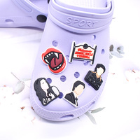 HY Wholesale Populaire Breloques et boucles pour chaussures, pantoufles, sandales et sabots, à l'effigie de personnages de films européens et américains, dont Vampire Diaries