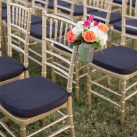 Chaises de mariage Chiavari abordables avec coussins dorés empilables, parfaites pour les événements et les fêtes