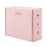 Boîte d'expédition en carton rose poudré pour emballage de produits de beauté, d'ambiance et de parfums, avec logo de marque et inscriptions