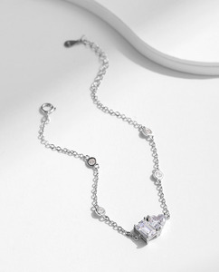 Pulsera de Plata S925 para Mujer con Diamantes, Corte Esmeralda, Forma de Corazón, Engaste de Garra, Cadena Clásica para Uso Diario - Product Image 4