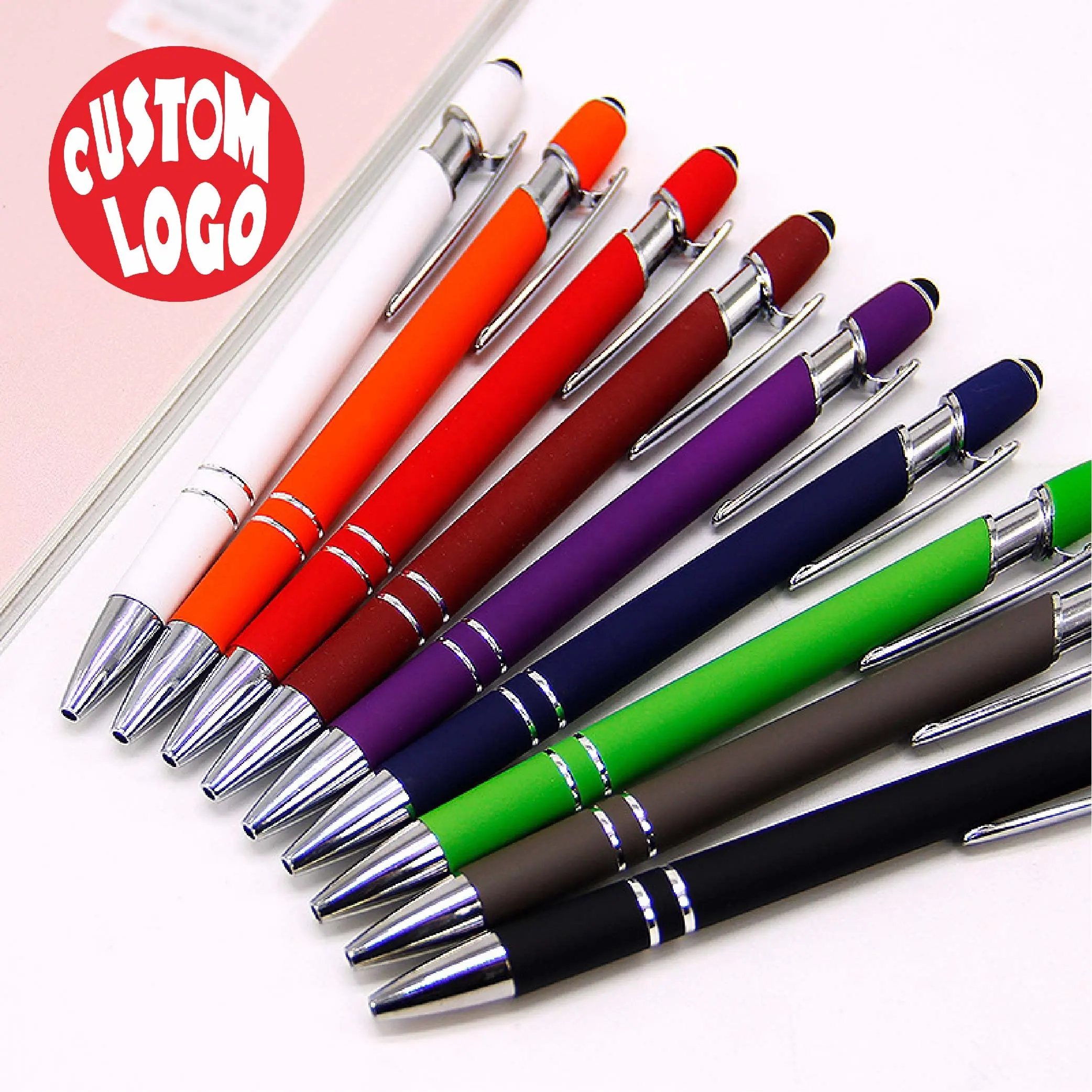 قلم حبر جاف بلاستيكي متعدد الألوان مع شعار مخصص مصنوع من معدن الألومينيوم ناعم الملمس ومطبوع للبيع بالجملة