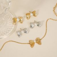 CLIORO Ensemble de bijoux élégant avec nœud texturé et perles, étanche, comprenant boucles d'oreilles, collier et bracelet, idéal pour mariage, pour femmes