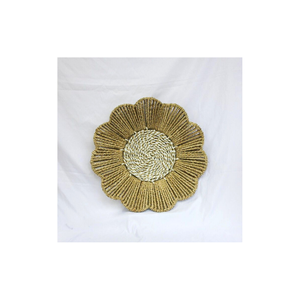 Décoration murale florale alliant des fleurs éclatantes et un savoir-faire complexe, idéale pour ajouter une touche naturelle à votre décoration. - Product Image 1