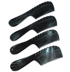 Peine de cuerno natural hecho a mano de primera calidad, ideal para reducir el encrespamiento estático y promover un cabello y cuero cabelludo saludables - Product Image 1