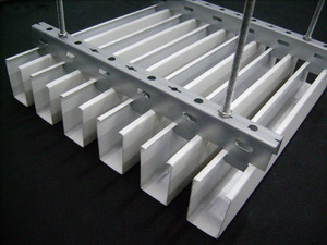 แผ่นฝ้าเพดานอะคูสติกสำนักงานสไตล์โมเดิร์น ดูดซับเสียง 100% PET RoHS E0 ป้องกันไฟไหม้ระดับ A แบบกริด - Product Image 2