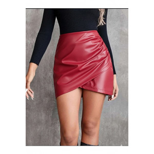 Jupe mini asymétrique taille haute en similicuir rouge pour femme avec fronces sur le devant et finition brillante - Product Image 5